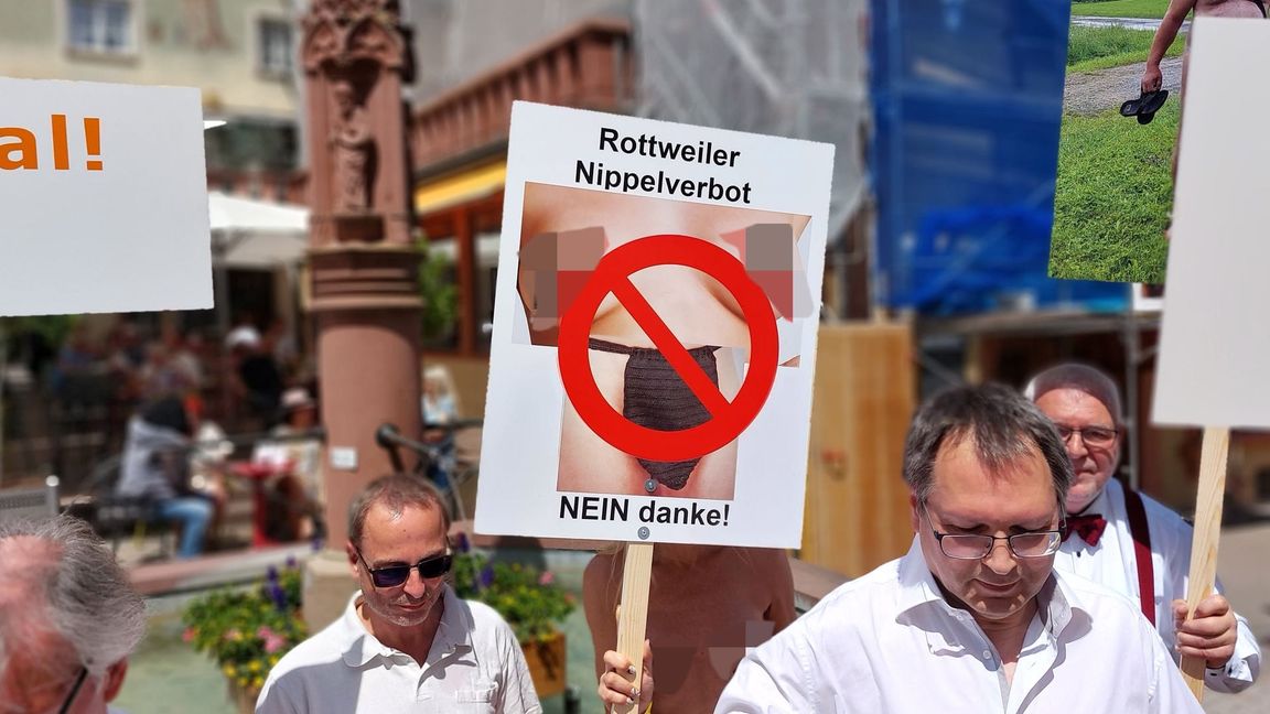 „Für Freiheit, Toleranz und Naturismus“ – die Nackt-Demonstration zieht durch die Rottweiler Innenstadt.