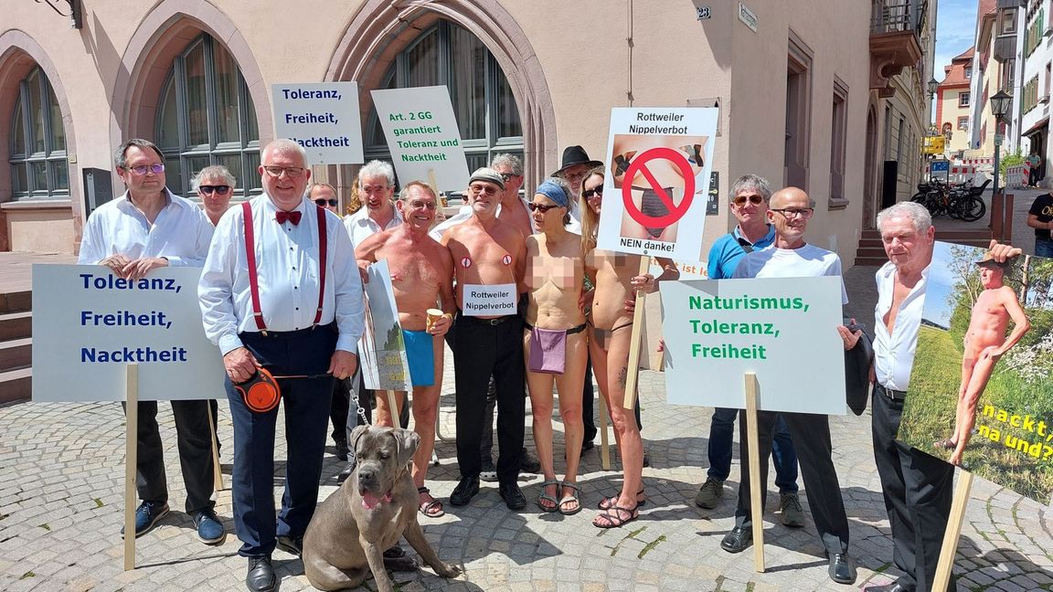„Für Freiheit, Toleranz und Naturismus“ – die Nackt-Demonstration zieht durch die Rottweiler Innenstadt.