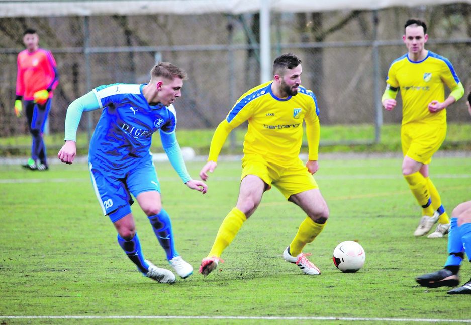 Gökhan Akyüz (am Ball) besorgte das 2:0 für den TSV Ehningen. Bild: automotorart