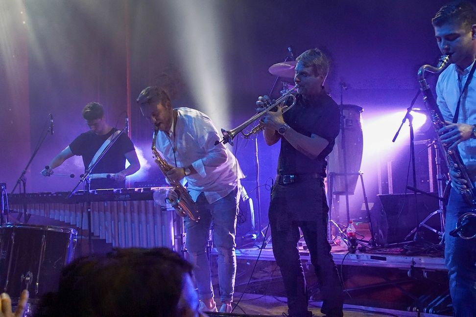 Die Band "Skin of ClazzW bei der Weihnachtssession 2019 auf der Bühne der Stadthalle. Zu Zukunft der Session ist nun in trockenen Tüchern. Bild: Dettenmeyer/A