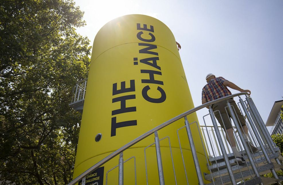 Gut eine Woche steht dieser Aussichtsturm auf dem Stuttgarter Schlossplatz und wirbt für die Kampagne „The Chänce“.