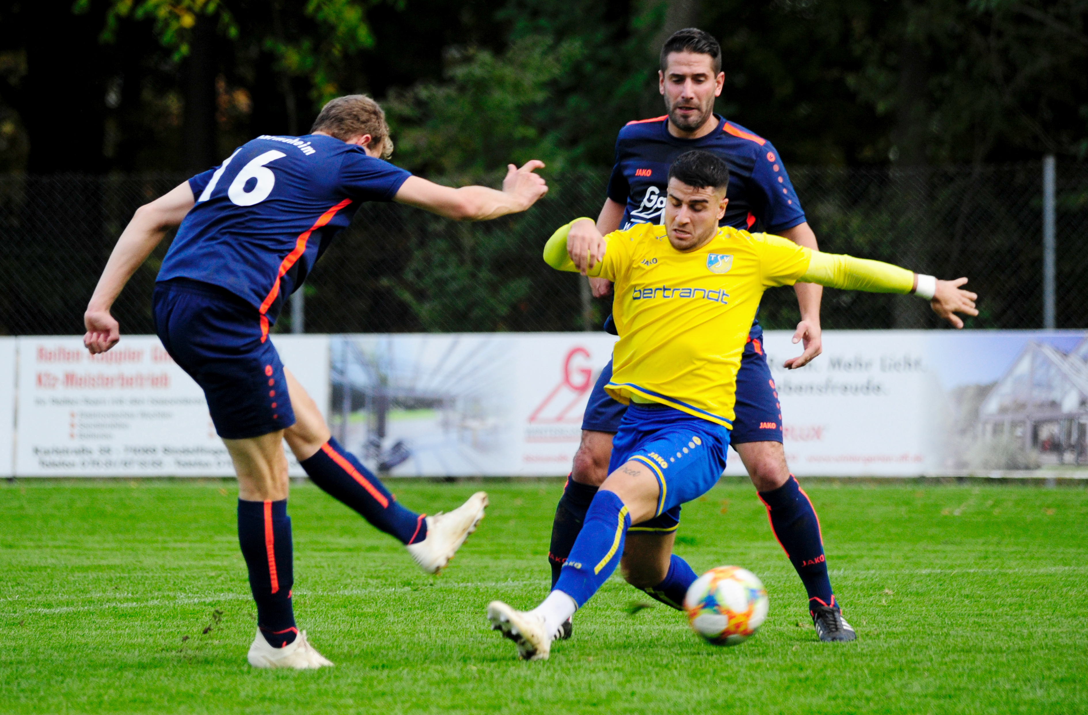 12.10.19 Ehingen Nr.22 Marcel Berberoglu (mitte), Nr.16 Darmsheim Simon Zweigle (links), Nr.19 Florian Eipper (im  Hintergrund)