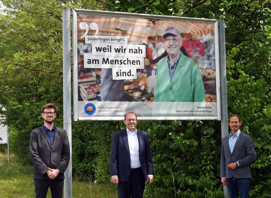 Beim Start der Plakatkampagne vor einem der 14 Plakate, die die Aufmerksamkeit auf die Sindelfinger Gewerbetreibenden und die Vielfalt der Stadt lenken sollen: Oberbürgermeister Dr. Bernd Vöhringer (Mitte), Sascha Dorday, Geschäftsführer Wirtschaftsförderung Sindelfingen GmbH (rechts), und Jan Gaiser, Geschäftsführer City-Marketing Sindelfingen e. V. (von links)