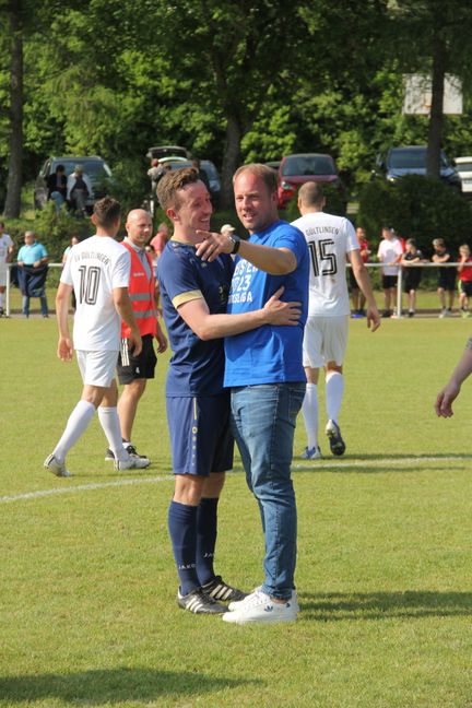 Daniel Knoll (links) und TVD-Trainer Marcel Lindner freuen sich auf den Pokal. Bild: Oberdorfer