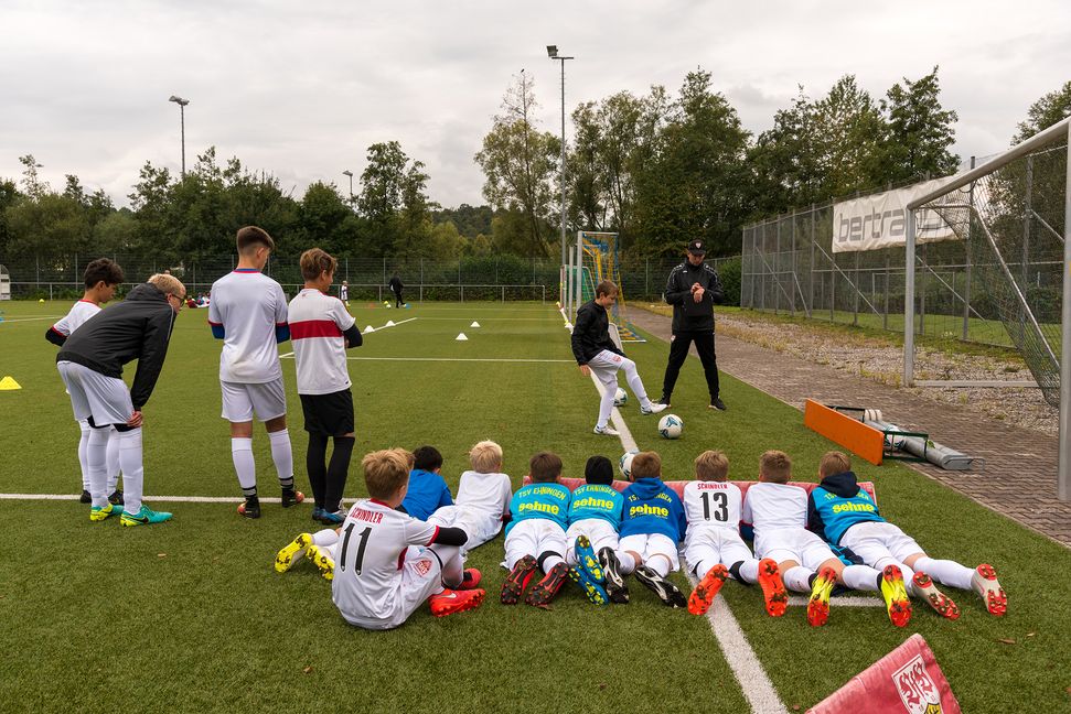 Schule aus, rein in die Sportklamotten, so wie hier bei einem Fußballcamp in Ehningen. Dafür reicht weiterhin der Schülerausweis. Denn getest sind die Jugendlichen schon morgens für den Schul-Unterricht.Bild: Nüssle/A