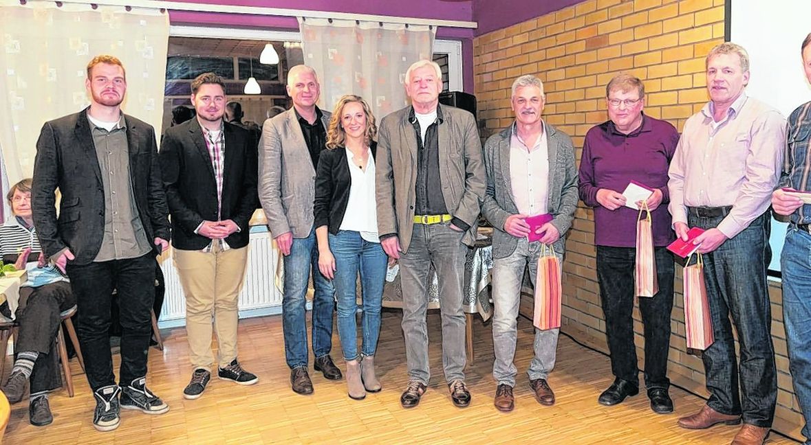 Im neuen Vorstand sitzen (von links) Tim Gamerdinger (Gesamtjugendleiter), Timo Breitling (Kassier), Frank Kreuels (Vorsitzender), Linda Ziem (Schriftführerin) und Frank Weinhold (stellvertretender Vorsitzender). Sie haben die Ämter von Günter Hutfles (Vorsitzender), Erwin Pertschy (Kassier) und Thomas Mistele (Schriftführer) übernommen.  Bild: Nüßle
