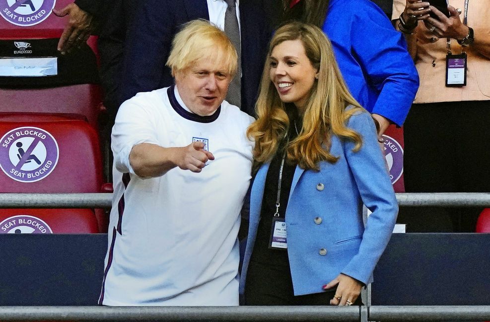 Boris und Carrie Johnson im Fußballstadion – darüber, ob der Premier sich über die Maßen von seiner Frau beeinflussen lässt, herrscht heftiger Streit.