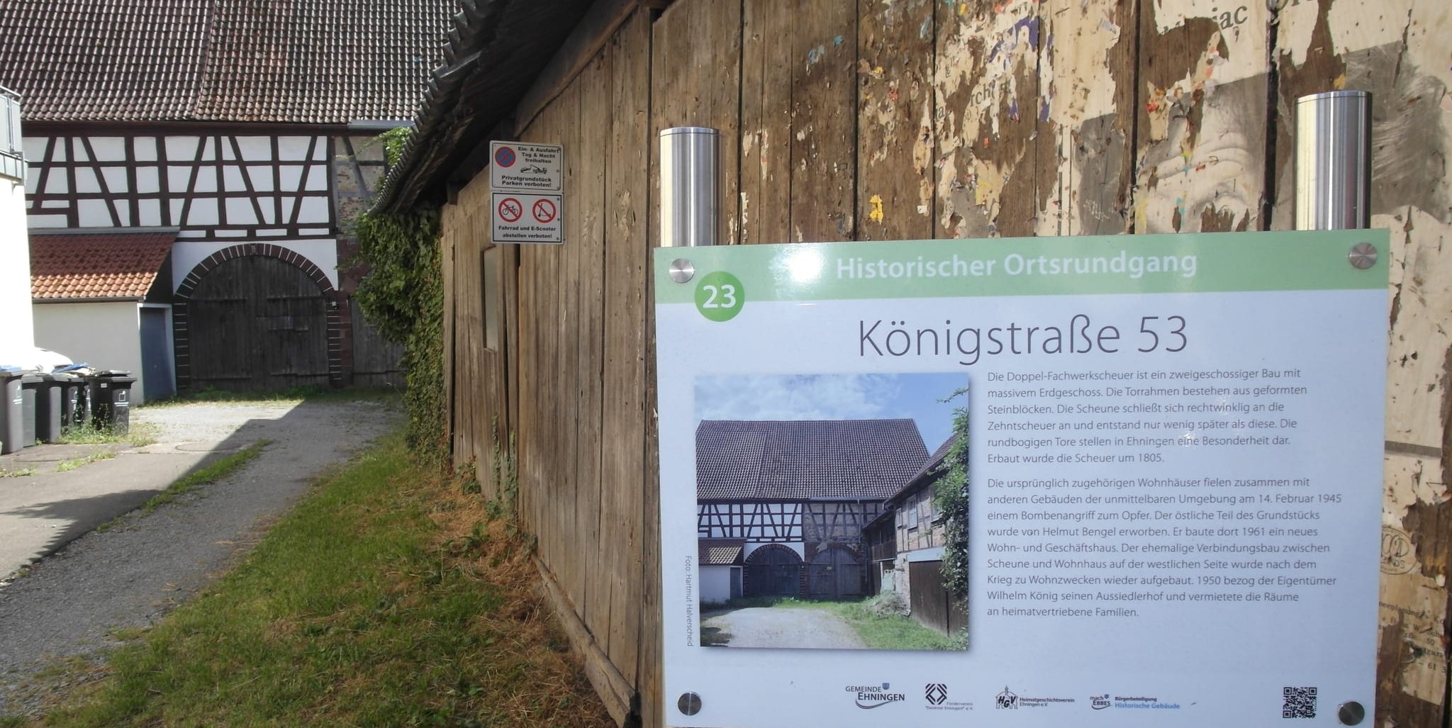 Info-Tafeln präsentieren beim Ortsrundgang die historischen Gebäude von Ehningen.