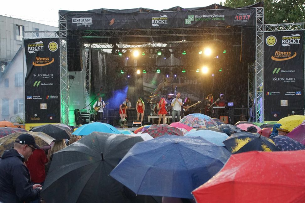 "Sindelfingen rockt" startete am Mittwochabend bei strömendem Regen. Bild: Dettenmeyer