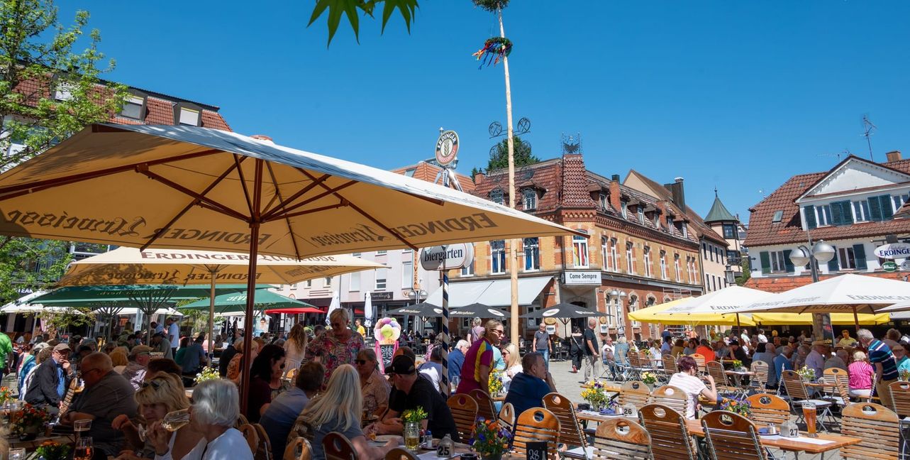 Unterm Maibaum auf dem Wettbachplatz lässt es sich aushalten. Das gilt auch für die Sindelfinger Jahrgänge bei ihrem jährlichen Treffen.