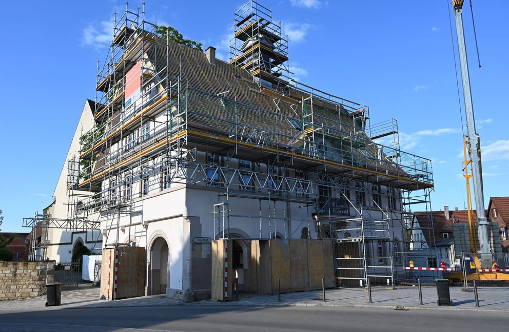 Dach, Heizung, Brandschutz, barrierefreier Zugang: Das aus dem Jahr 1607 stammende Magstadter Rathaus wird runderneuert.