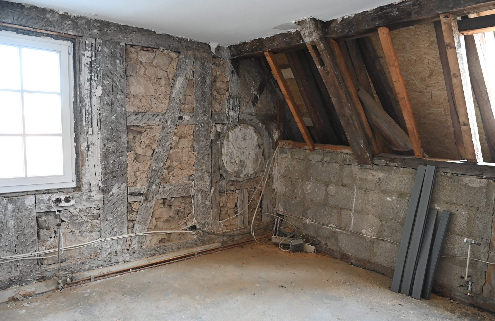 Im Dachgeschoss: Die Füllung der Fachwerkgefache stammt teilweise noch aus dem Jahr 1607. Zu sehen ist in der Bildmitte, dass eines der Rundfenster im Giebel in früheren Jahren zugemauchert wurde.