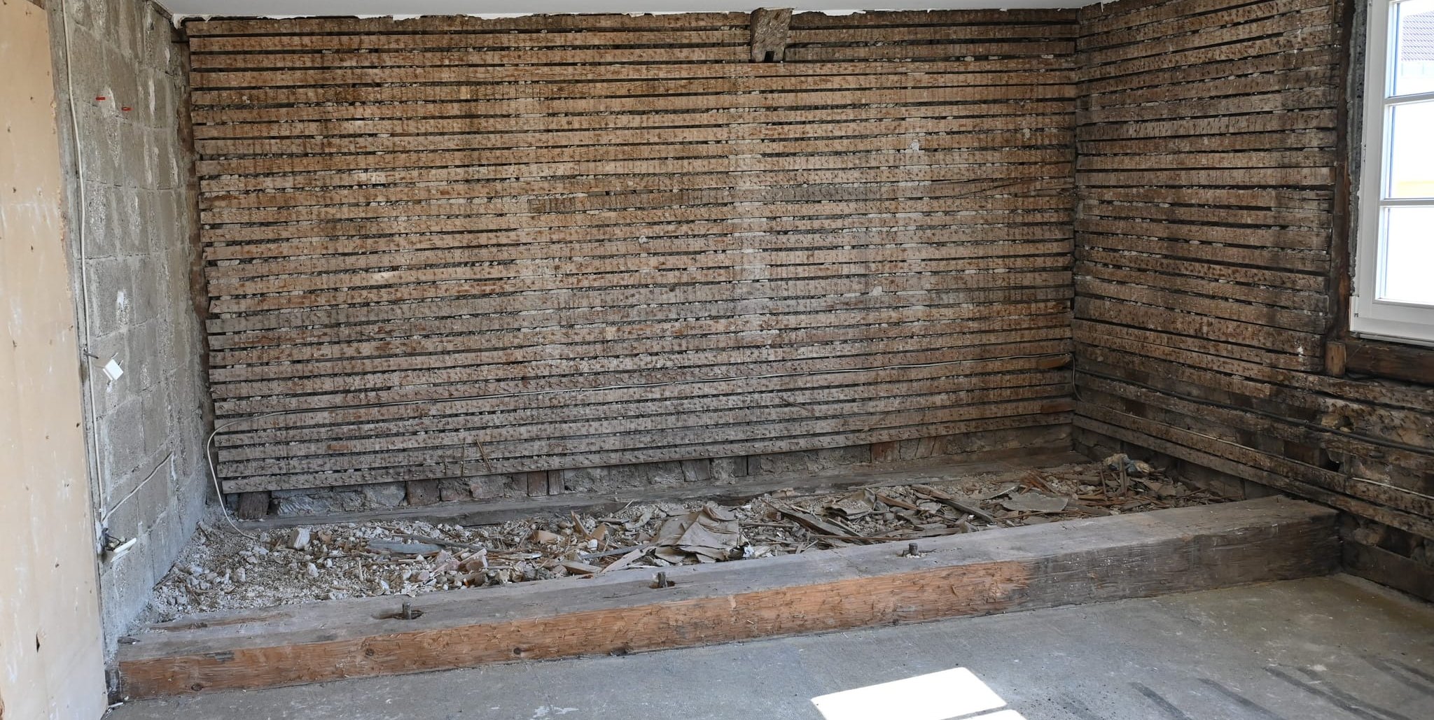 Hier könnten sich die Arrestzellen befunden haben. Die Holzlatten an der Wand sollten einen Ausbruch der Insassen verhindern.