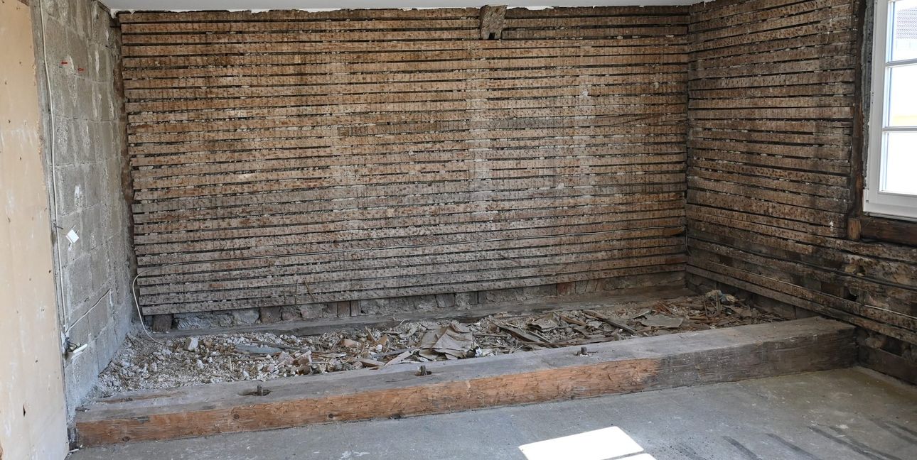 Hier könnten sich die Arrestzellen befunden haben. Die Holzlatten an der Wand sollten einen Ausbruch der Insassen verhindern.