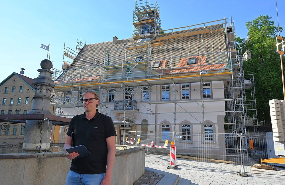 Architekt Achim Schäfer vom Böblinger Büro Archiplan vor seinem derzeit größten Sanierungsprojekt, dem Magstadter Rathaus. Bilder: Reichert
