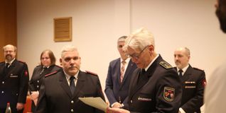 Das Feuerwehr-Ehrenzeichen des Landes Baden-Württemberg in Gold gab es für Ralf Steinerbrunner (Dritter von links), überreicht von Thomas Frech (Zweiter von rechts), Kommandant der Feuerwehr Böblingen und stellvertretender Kreisbrandmeister.