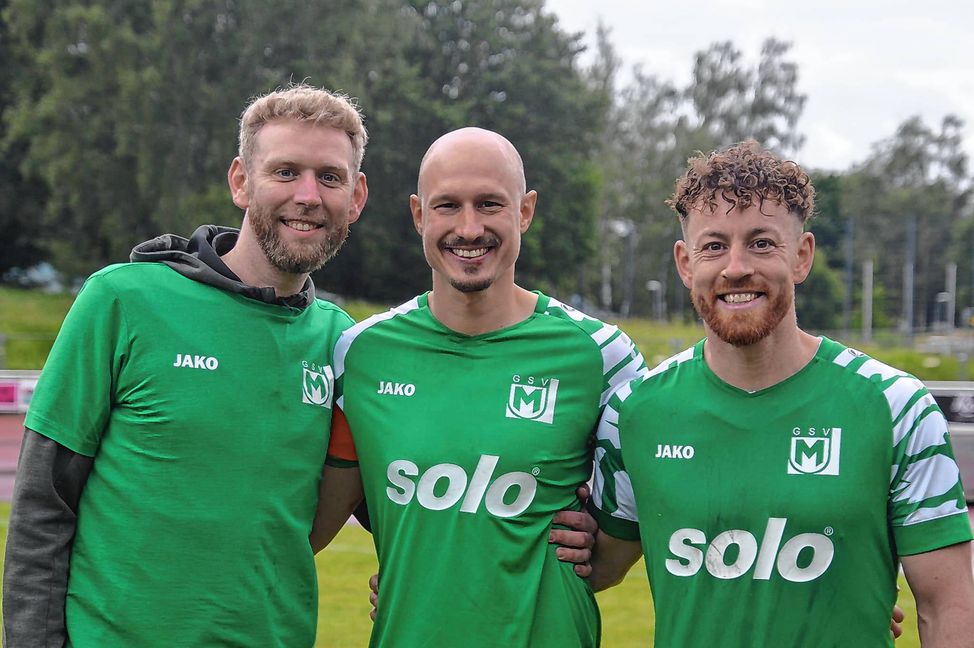 Das Trio Stefan Bär, Oliver Klauß und Michael Klauß (von links) sind per Tattoo auf ewig mit dem GSV Maichingen und auch miteinander verbunden.Bild: Zvizdiç