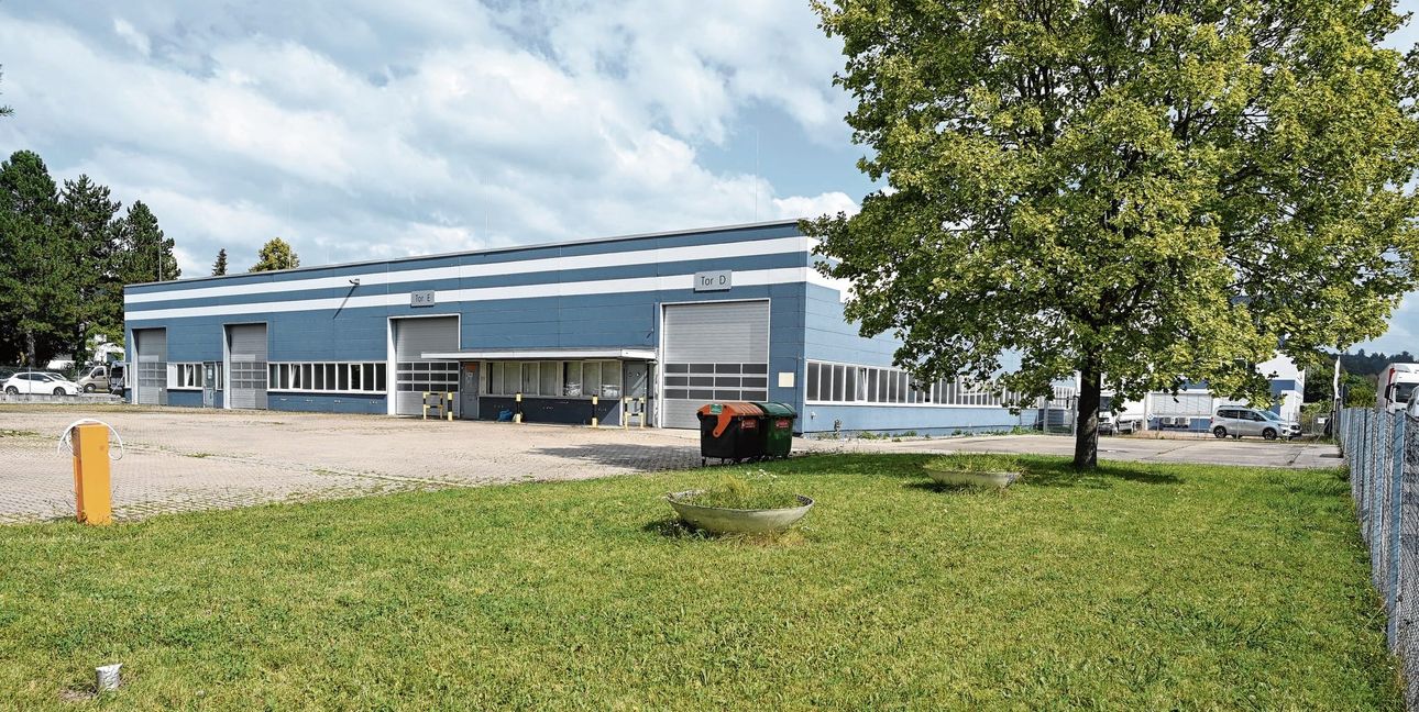 Der Altbau an Nelken- und Steinbrechstraße soll abgebrochen werden. Der Neubau des Discounters soll weiter nach vorne rücken. Außerdem wird er auf der linken Seite an das Gelände angepasst. Damit befindet sich der Erdgeschossfußboden auf der rechten Seite in 1,30 Meter Höhe, Damit erspart sich Lidl den Bau einer Laderampe für die Anlieferungen.