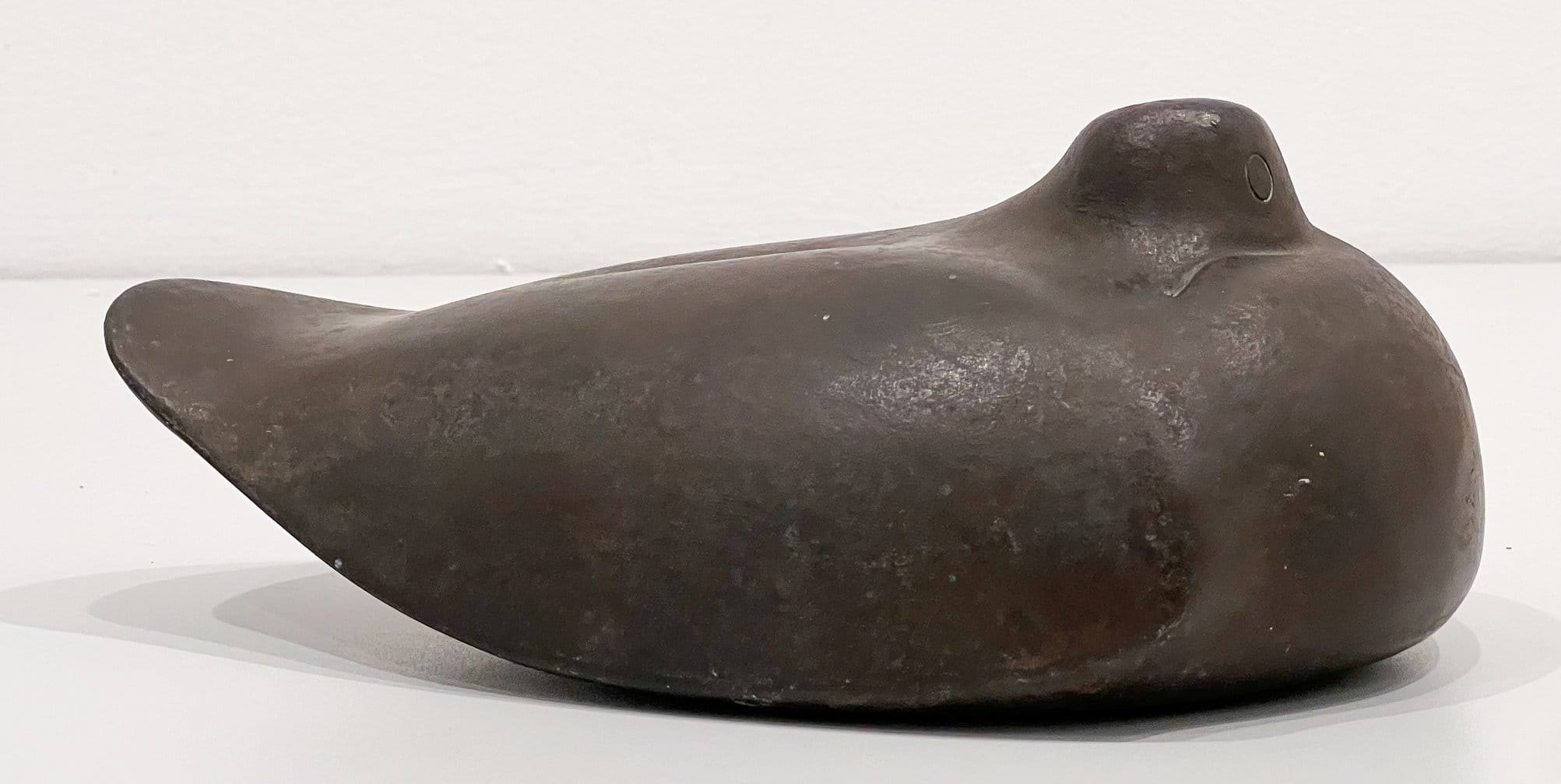 Die Ausstellung bei der Galerie Schlichtenmaier auf Schloss Dätzingen  hat den „Fokus Michael Croissant“, so der Untertitel. Bis zum 25. Januar zu sehen: Mi 11-18.30 Uhr, Sa 11-16 Uhr. Siehe auch www.schlichtenmaier.de im Netz. Unser Bild zeigt  Otto Baums „Taube“ von 1941.