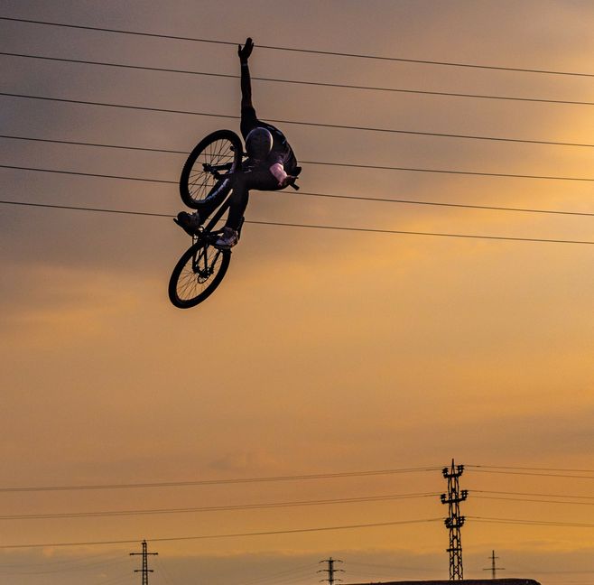 Flieger, grüß die Abendsonne: Jannik Völk hebt ab. Bild: z