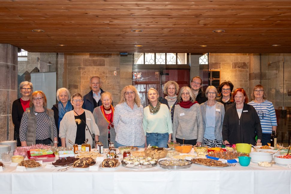 Viele Hände sorgten für ein reich gedecktes Buffet. Bild: Nüßle