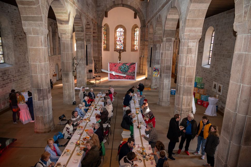 Frühstücken wo sonst Gottesdienst gefeiert wird.
