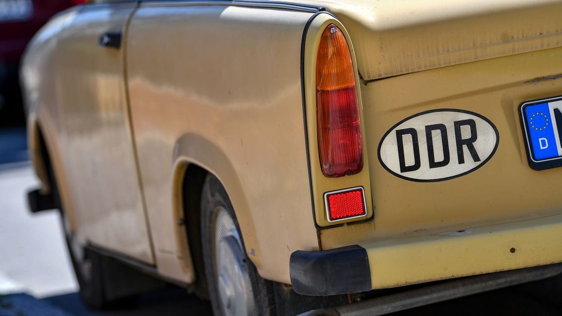An so manchem Fahrzeug aus DDR-Produktion ist noch das Länderkennzeichen "DDR" zu sehen. (Archivbild)
