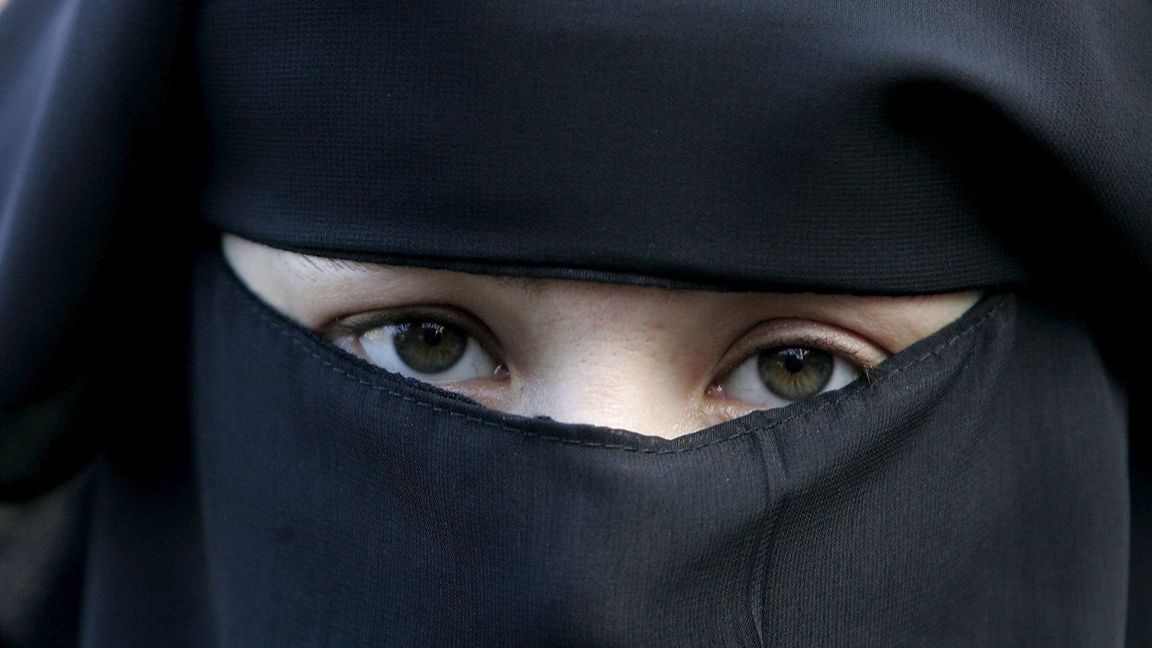 Das Autofahren ist mit dieser Gesichtsbedeckung verboten.