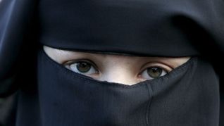 Das Autofahren ist mit dieser Gesichtsbedeckung verboten.