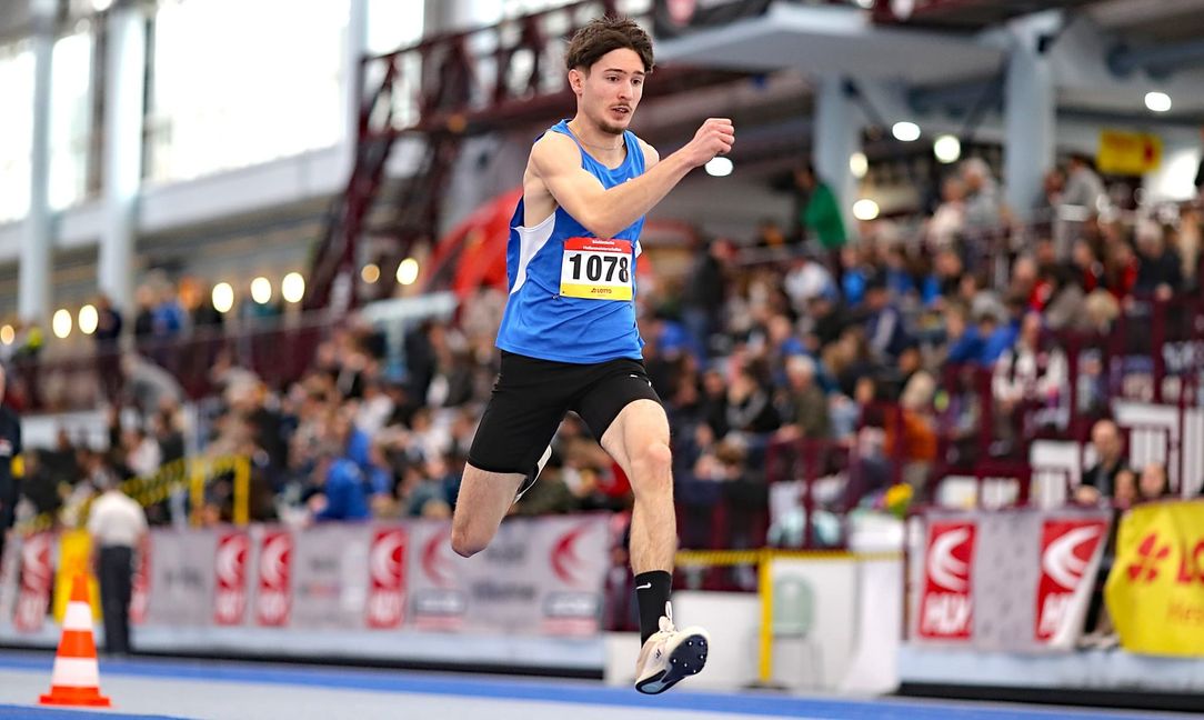 Dmitrij Krom fliegt zum Dreisprung-Titel.