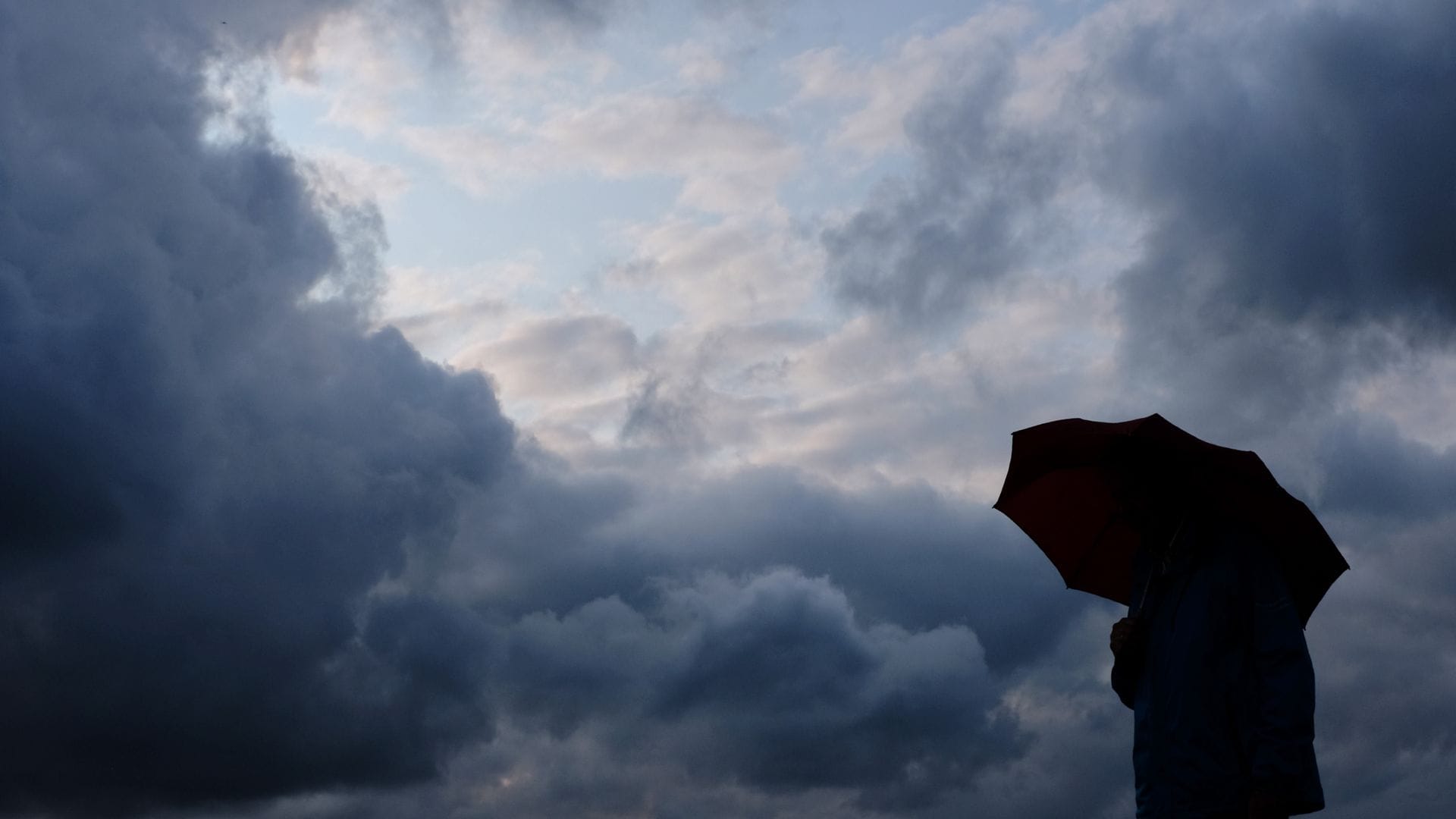 Beim Sonntagsspaziergang sollte je nach Region ein Regenschirm mitgenommen werden. (Archivfoto)