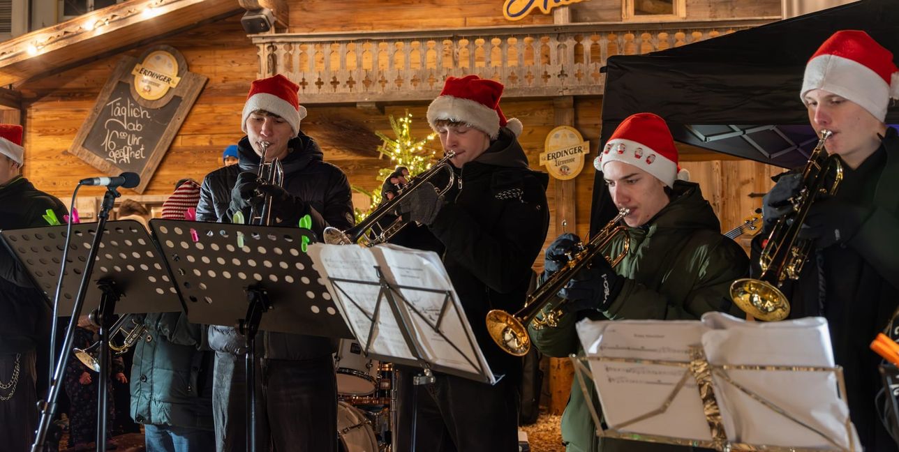 Das Ensemble „Trumpetpower“ tritt beim Weihnachtssingen immer mit roter Mütze auf.