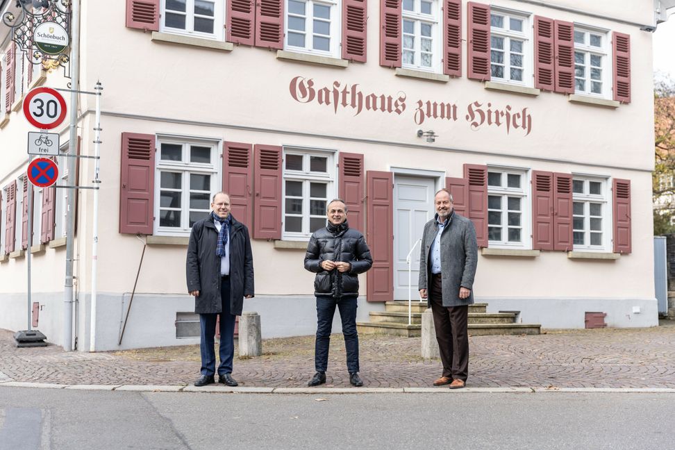 Der Pachtvertrag für den Hirsch ist unterschrieben. Oberbürgermeister Dr. Bernd Vöhringer, Georgios Tsomidis und Jörg Koschinski (von links) freut es. Bild: z