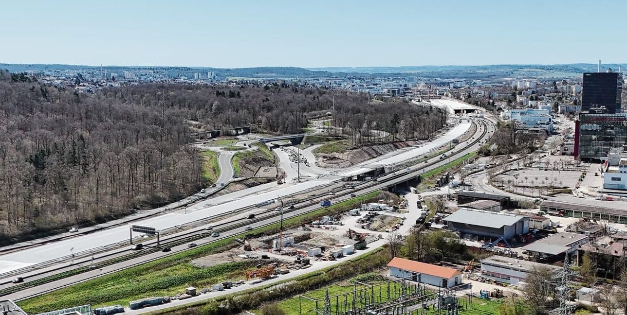 Der gesamte Verkehr wird von der alten Autobahn, auf der zurzeit noch die Autos rollen, auf die neue A 81 verlegt: Ab Mai brausen die Autos auf der Betonfahrbahn, die sich im Bild links neben der alten Autobahn befindet.