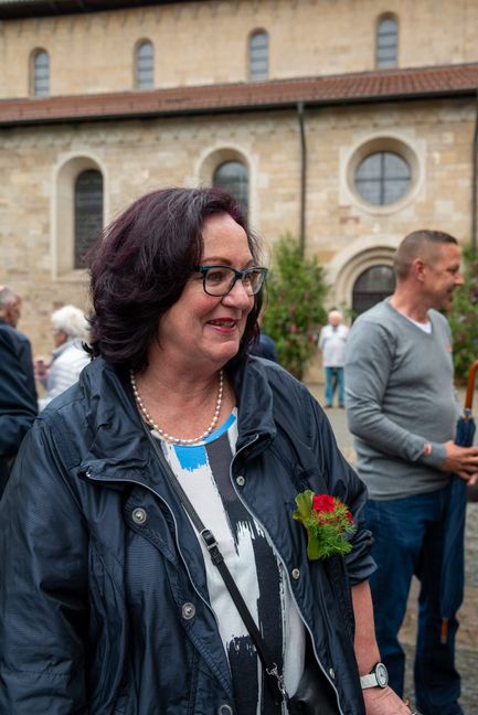 Organisatorin Ulrike Herlitze trägt stellvertretend für Ruth Mayer, Jahrgang 1925, die rote Rose. Bilder: Nüßle