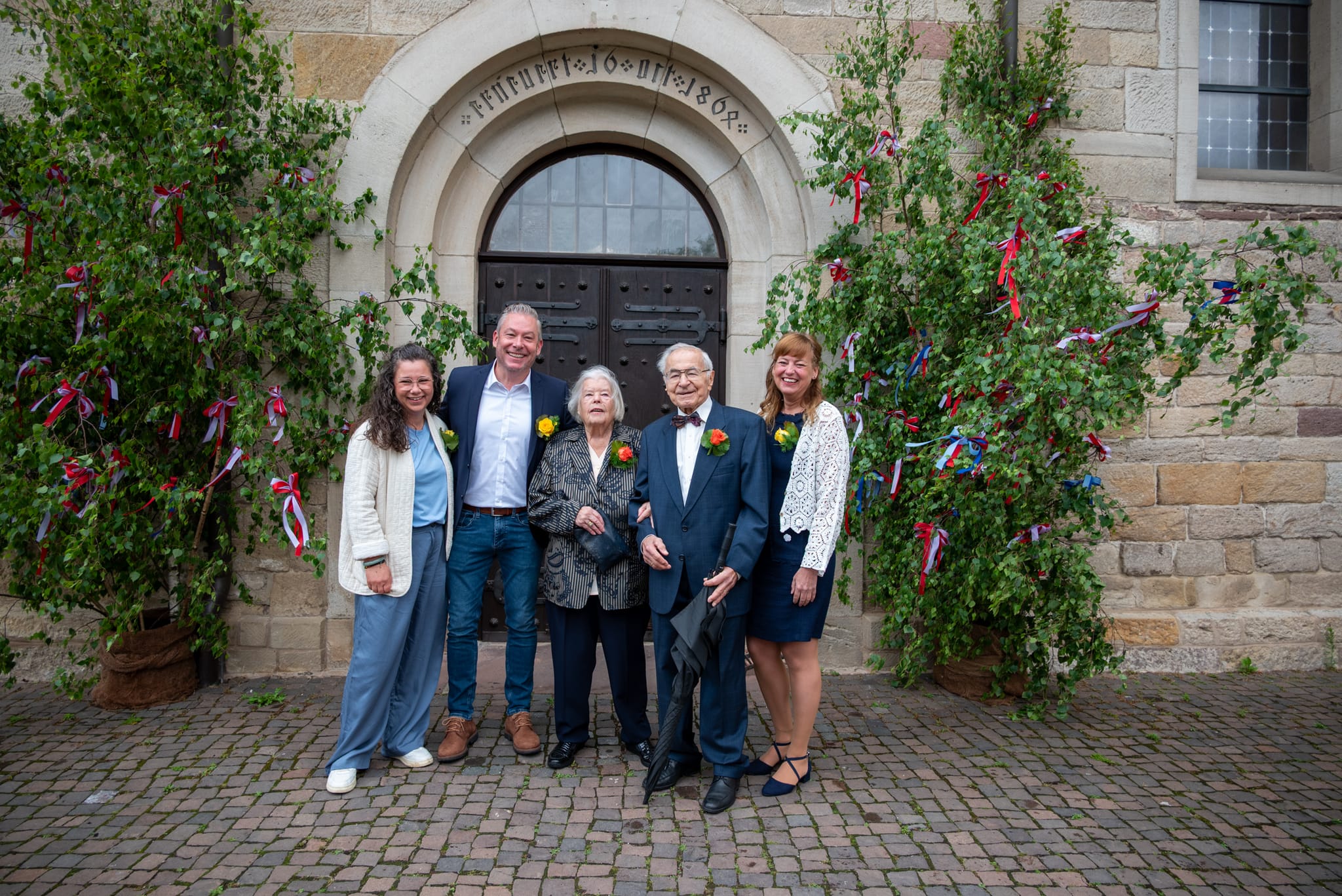 Diana Böllinger, Alexander Seitz und Stefanie Waurick als die jüngsten Teilnehmer aus dem Jahrgang 1975 mit dem Ehepaar Ingeborg und Gerhard Springmann aus dem Jahrgang 1934/35.