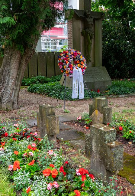 Ein bunter Kranz erinnert an diejenigen, die nicht mehr mitfeiern können.