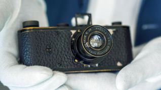 Ein über 100 Jahre alter Prototyp einer Leica-Kleinbildkamera ist bei einer Auktion für 7,2 Millionen Euro versteigert worden.