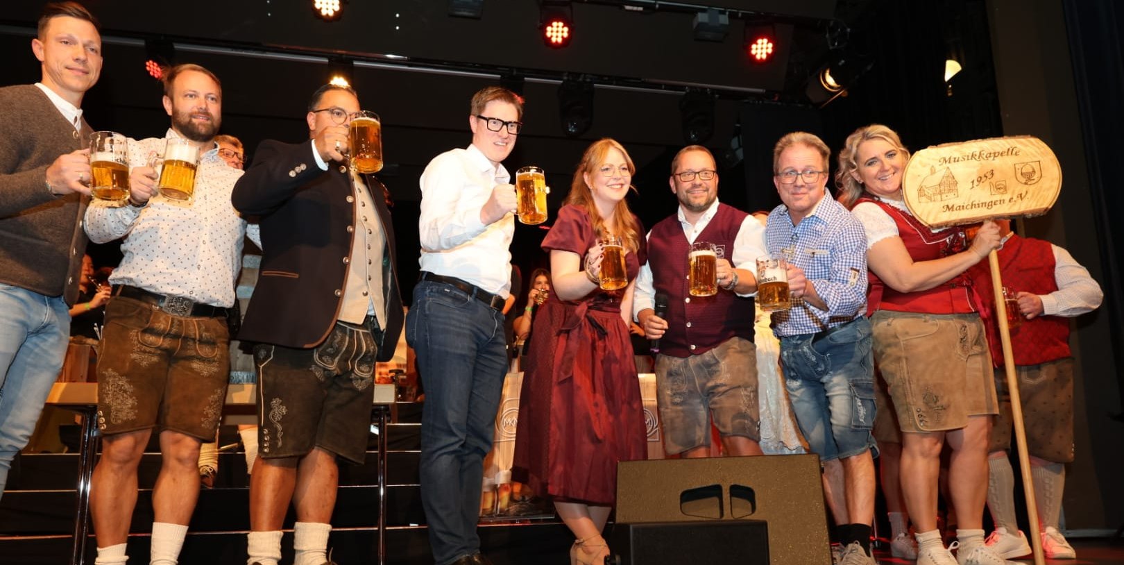 Auch Sindelfingens OB Markus Kleemann (Mitte) hat es sich nicht nehmen lassen, mit der Musikkapelle Maichingen zu feiern.