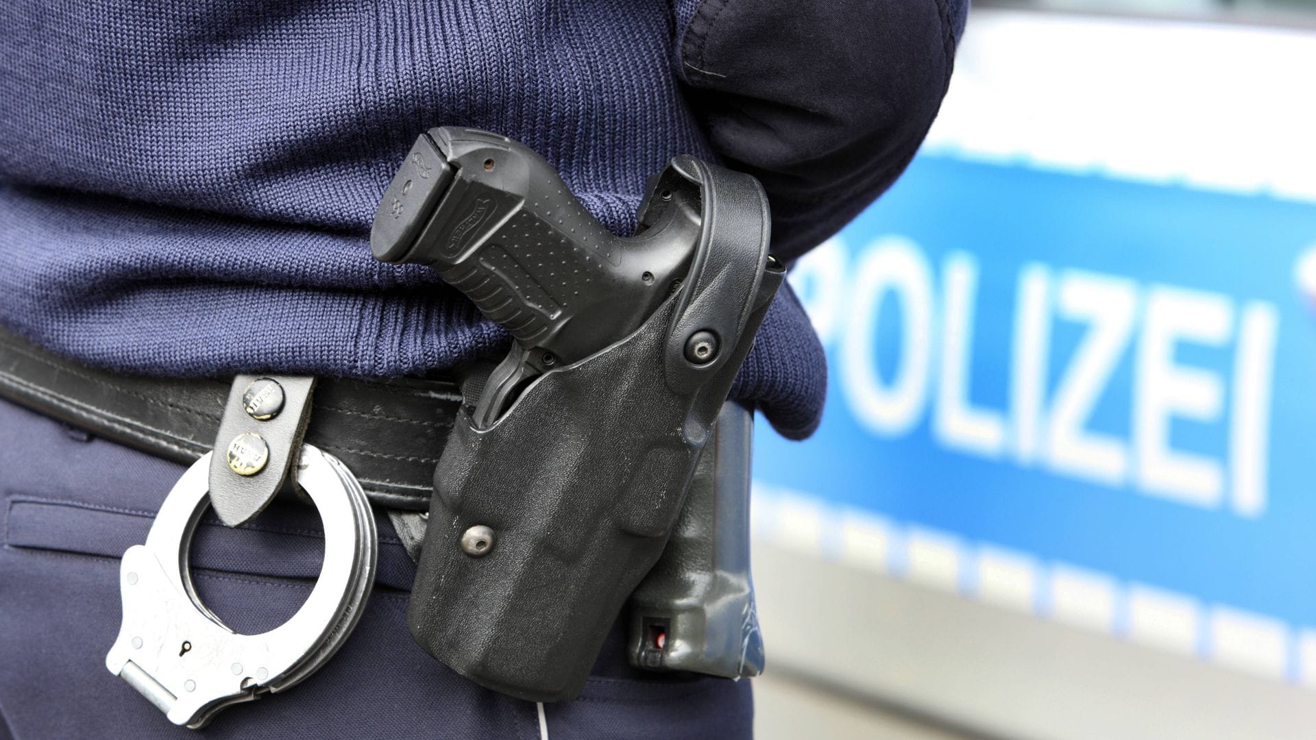 Die Dienstwaffe der Polizei soll möglichst im Holster bleiben.