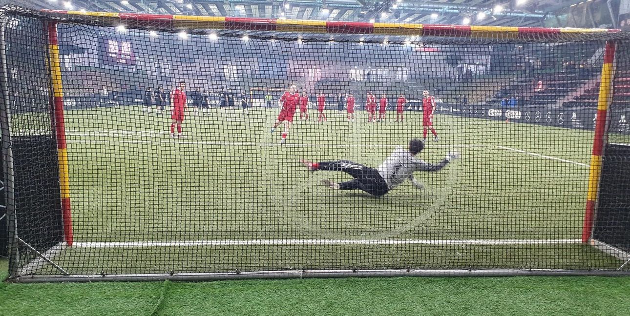 9.20 Uhr: Das Team der Auszubildenden aus Untertürkheim schießt sich warm für das Auftaktspiel gegen Berlin. 20 Minuten später haben Jungs aus Stuttgart den ersten Sieg eingefahren.