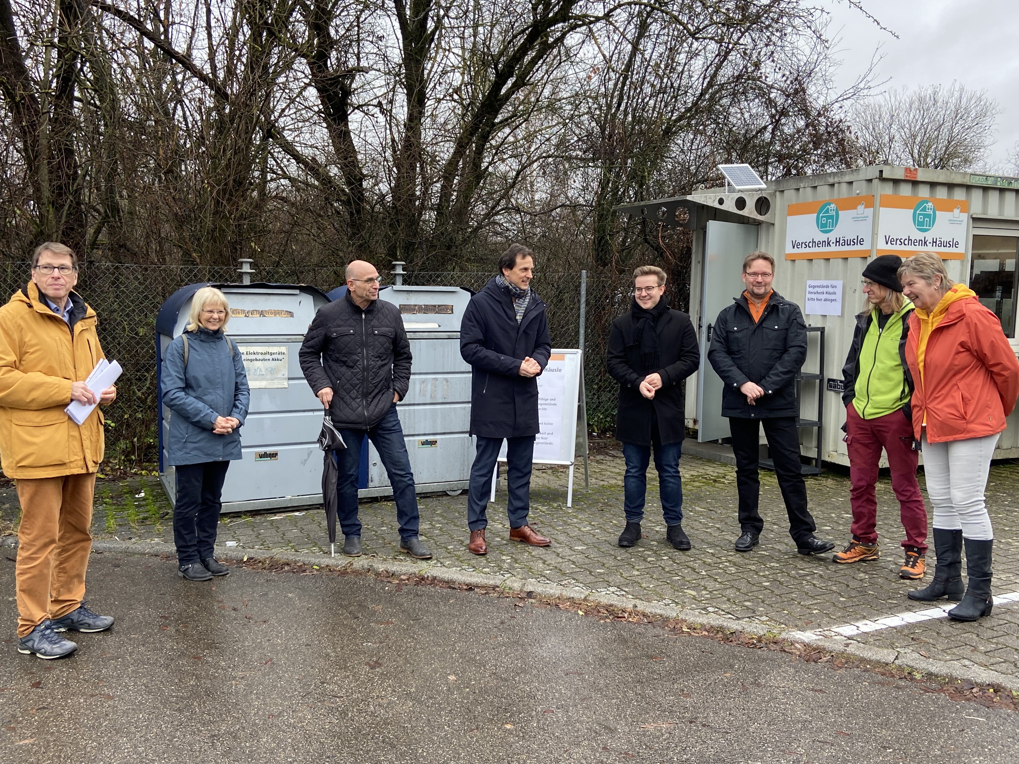 Martin Lambert (Ortsvorsteher Darmsheim ), Sabine Mundle (Ortschaftsrat Darmsheim), Roland Mundle (Kreistag), Martin  Wuttke, Max Reinhardt (Initiator von Helfen statt Hamstern) unddie Kollegen vom AWB (von linksd). Bild: z