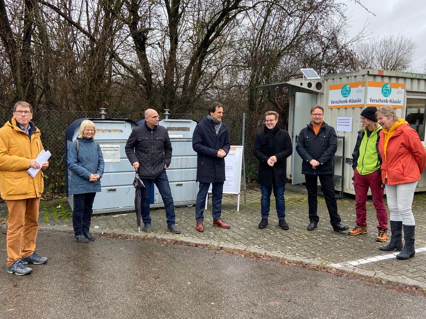 Martin Lambert (Ortsvorsteher Darmsheim ), Sabine Mundle (Ortschaftsrat Darmsheim), Roland Mundle (Kreistag), Martin  Wuttke, Max Reinhardt (Initiator von Helfen statt Hamstern) unddie Kollegen vom AWB (von linksd). Bild: z
