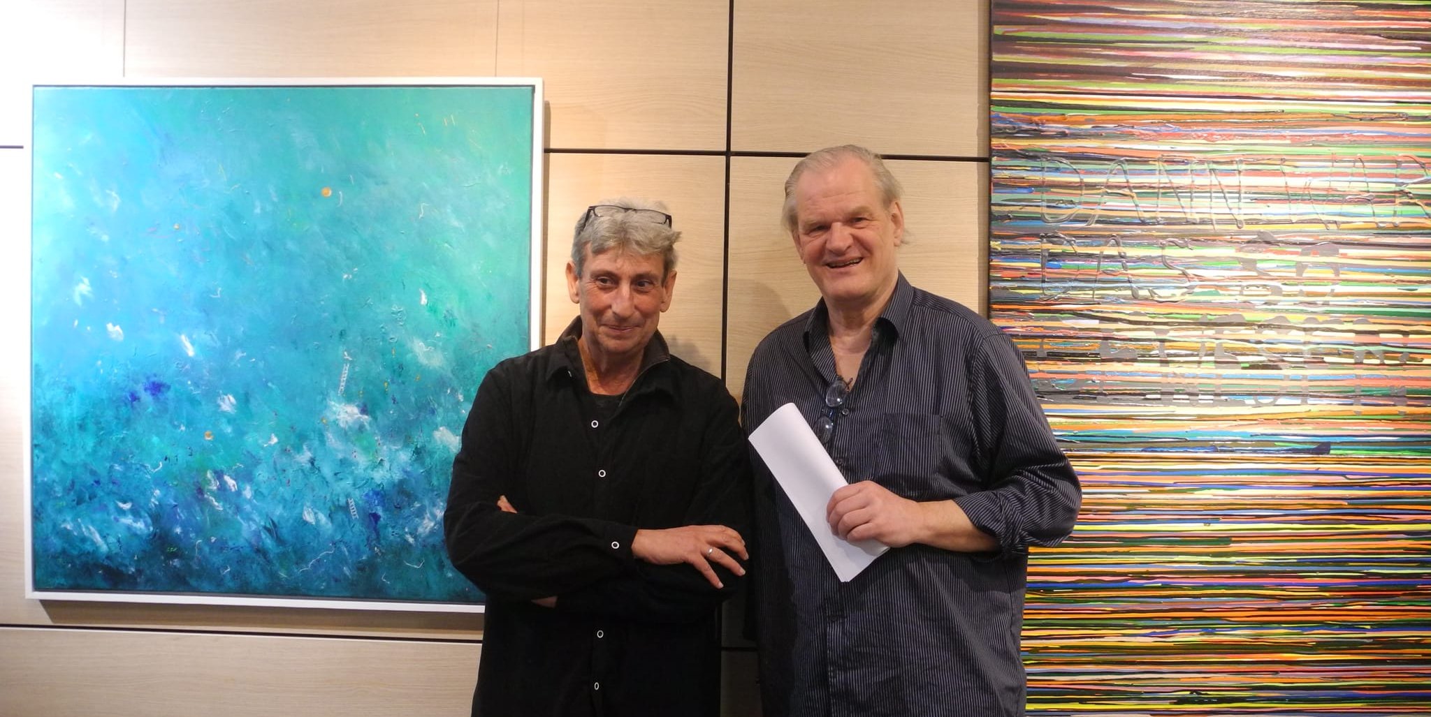 Timo Lindenmaier (links) und Rolf „Boris“ Spiess im Foyer des Landratsamtes neben zwei ihrer Kunstwerke.