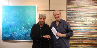 Timo Lindenmaier (links) und Rolf „Boris“ Spiess im Foyer des Landratsamtes neben zwei ihrer Kunstwerke.