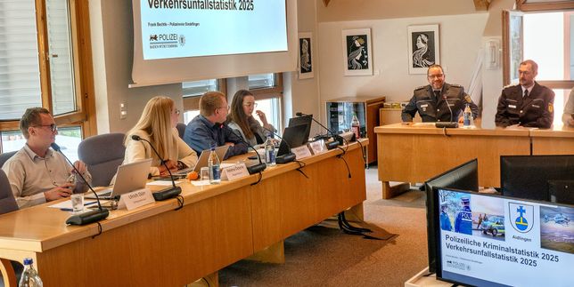 Gespannt blicken in der Gemeinderatsitzung (von links) Ulrich Dürr (Bauamt), Bürgermeisterin Helena Österle, Hauptamtsleiter Timo Koch neben Protokollführerin Kim Geisinger auf Frank Bechtle, der den Kriminalitätsbericht vorträgt. Rechts neben ihm Nachfolger Andreas Dreher.