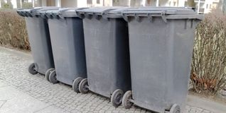 In die Restmülltonne gehört weder Plastik noch Bioabfall.