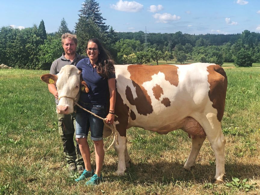 Das Ehepaar Henne mit der hübschen Kuh Wally.                   Bild: Bühl