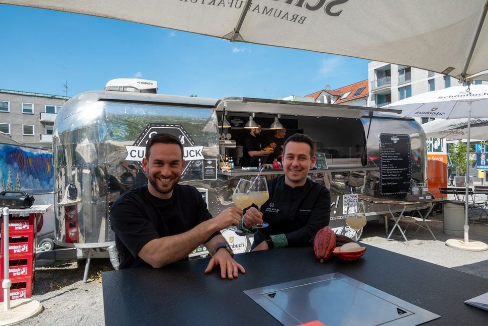 Salvatore Romeo und Kevin Kugel bieten den neuen Cocktail an. Bild: Nüßle