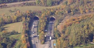 Autobahntunnel müssen regelmäßig gewartet werden.
